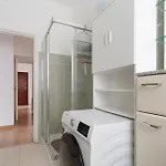 Guesthost - Cozy Flat Near Gorla M1