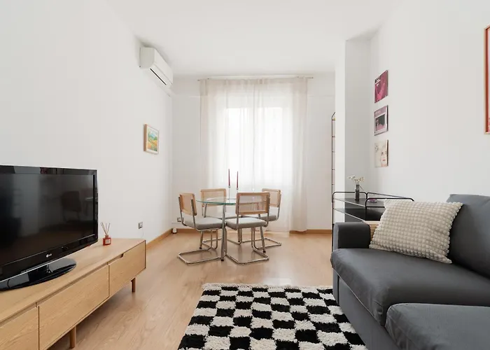 Guesthost - Cozy Flat Near Gorla M1 Apartment