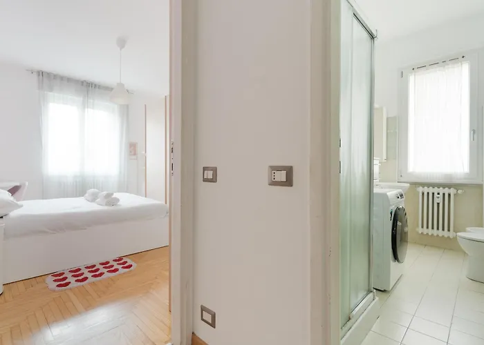 Guesthost - Cozy Flat Near Gorla M1 * Mailand